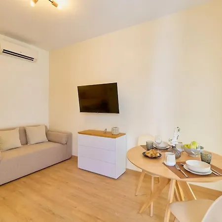 Smart Loft With Pool & Parking Jinetes * מאלגה
